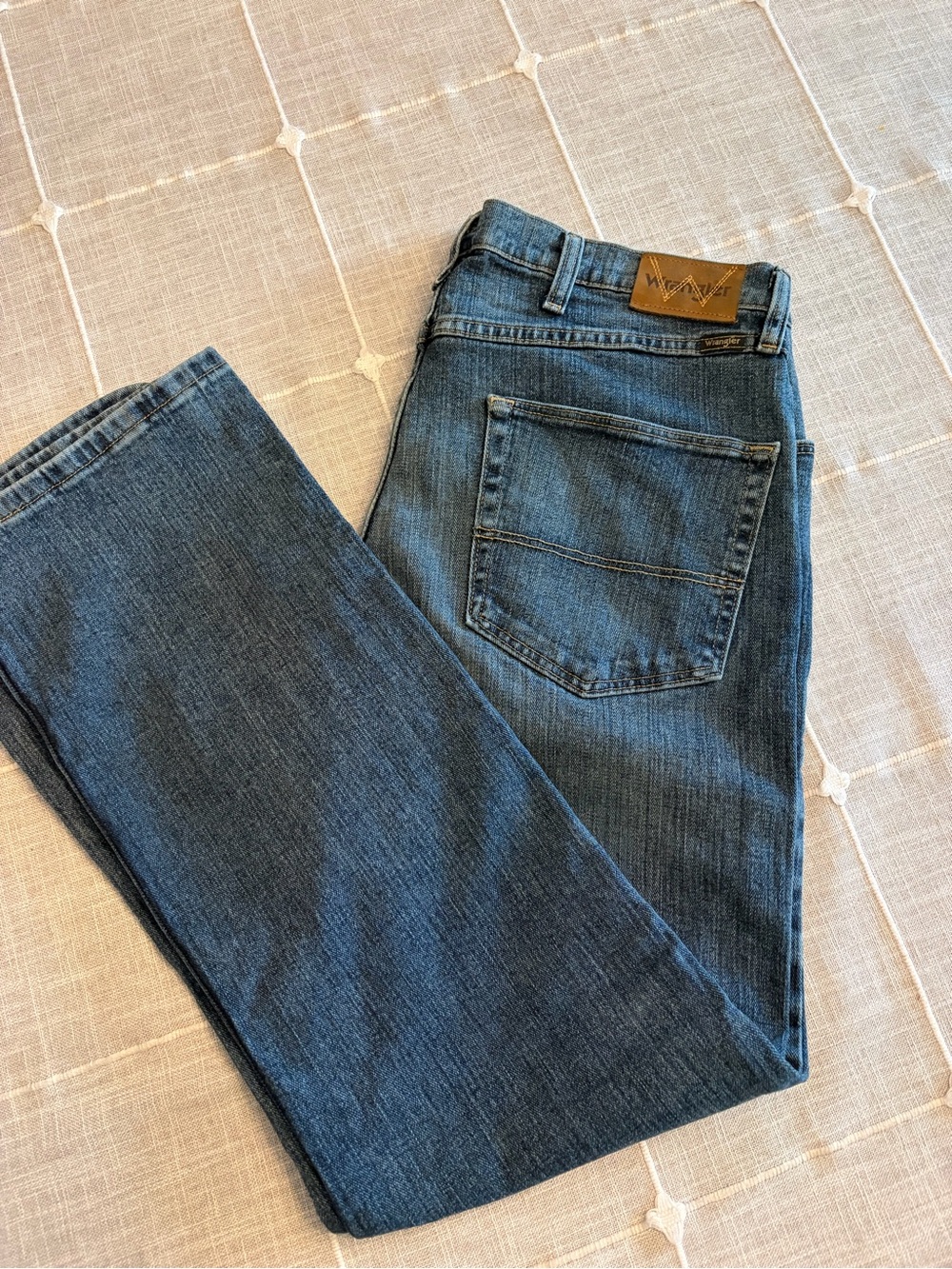 Wrangler Men’s Straight Leg Jeans in Medium Blue Denim